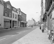 880659 Gezicht over de Voorstraat te Utrecht, met links op de achtergrond 'het gat in de Voorstraat' tegenover de Wijde ...